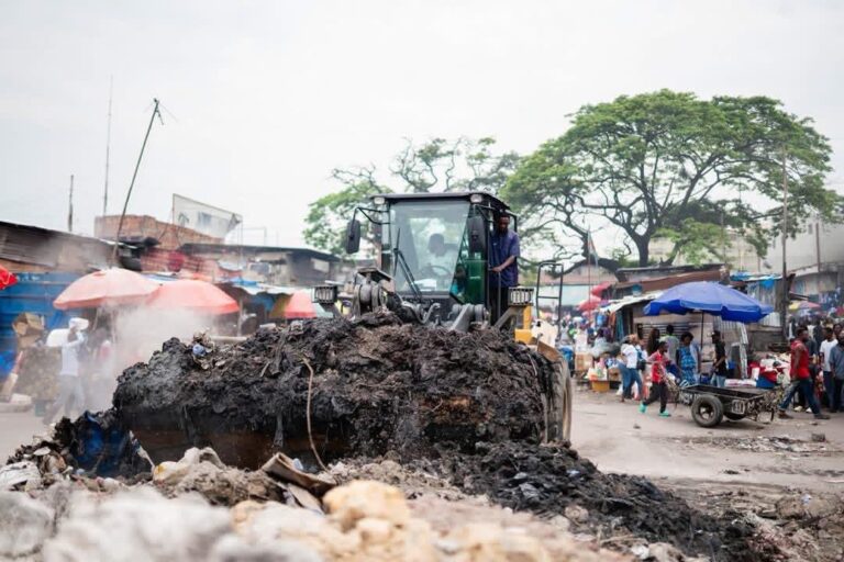 Kinshasa : Le ministre provincial de l’Environnement supervise l’assainissement du marché Zando