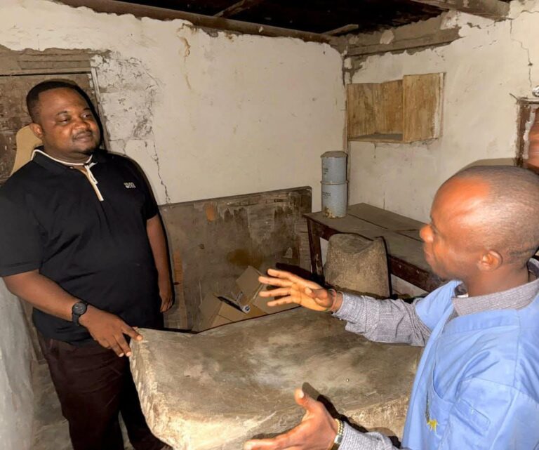 KISANGANI : En vacances parlementaires, Fontaine Mangala s’engage pour la réhabilitation de la maternité qui l&rsquo;a vu naître