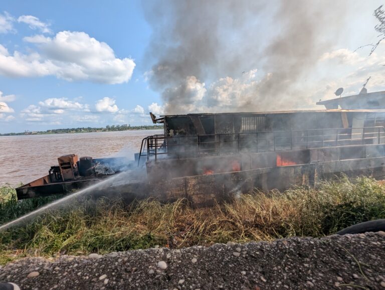 Kisangani : Une baleinière en partance pour Opala ravagée par un incendie au port de l’IAT