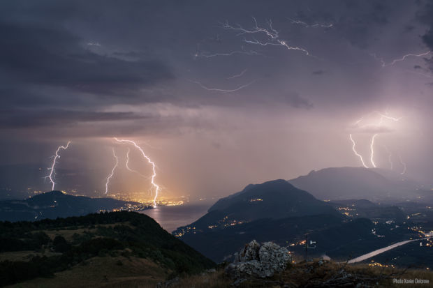 Misele : La foudre tue trois personnes et blesse dix autres dans le Kwango