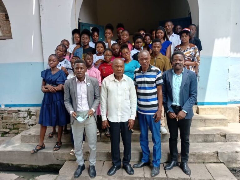 Kisangani : Des élèves du Complexe Scolaire La Sagesse en visite à l’EGEE pour une action sociale