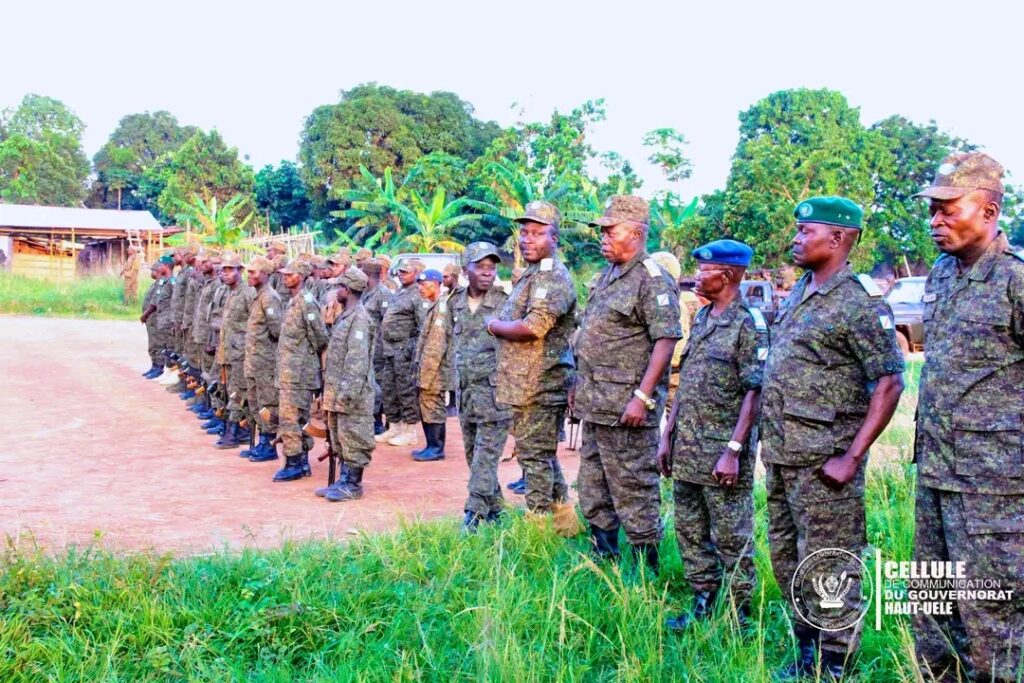 Haut-Uele : le gouverneur Jean Bakomito renforce les FARDC avec de nouveaux véhicules militaires 4 974268