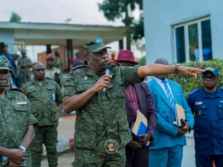 Ebola en Ituri : le gouverneur Johnny Luboya durcit les mesures sanitaires face à la menace 2 981792