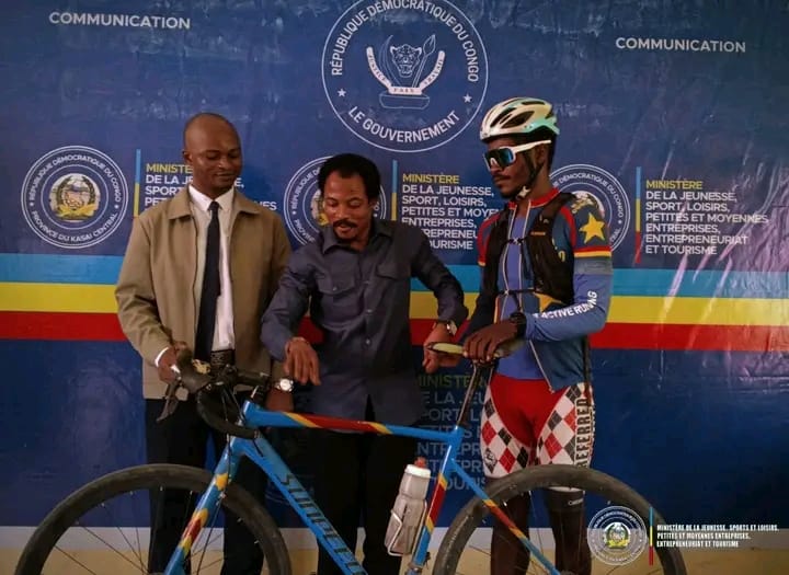 Kasaï-Central : le ministre Honoré Jukayi apporte son soutien au cycliste Miguel Masaisai, engagé pour la paix en Afrique 2 1284738